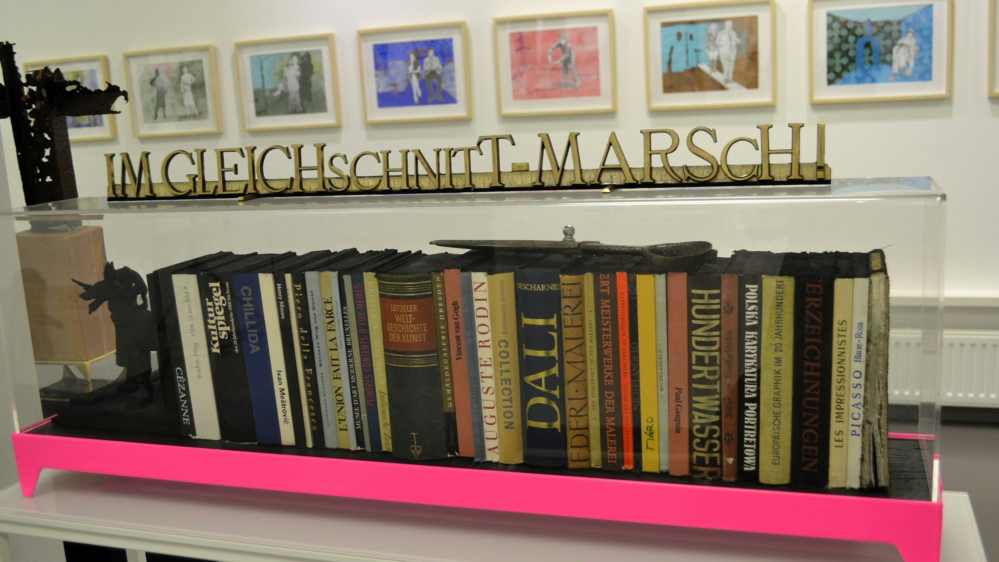 „Im Gleichschnitt marsch!“ Ein Objekt von Roland Groteclaes im Kunsthaus Troisdorf.