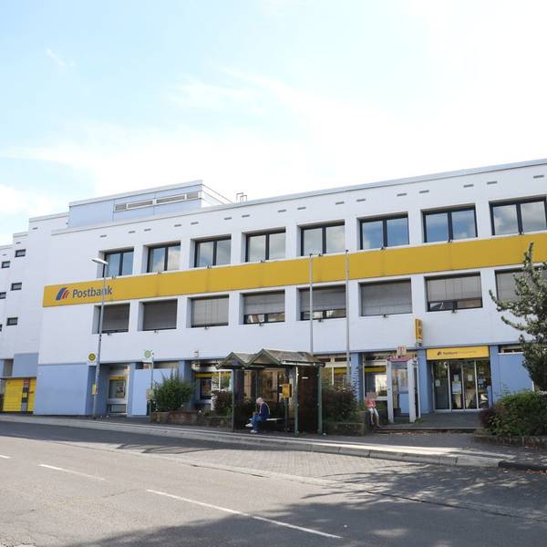 Ein Gebäude mit der Aufschrift Postbank.