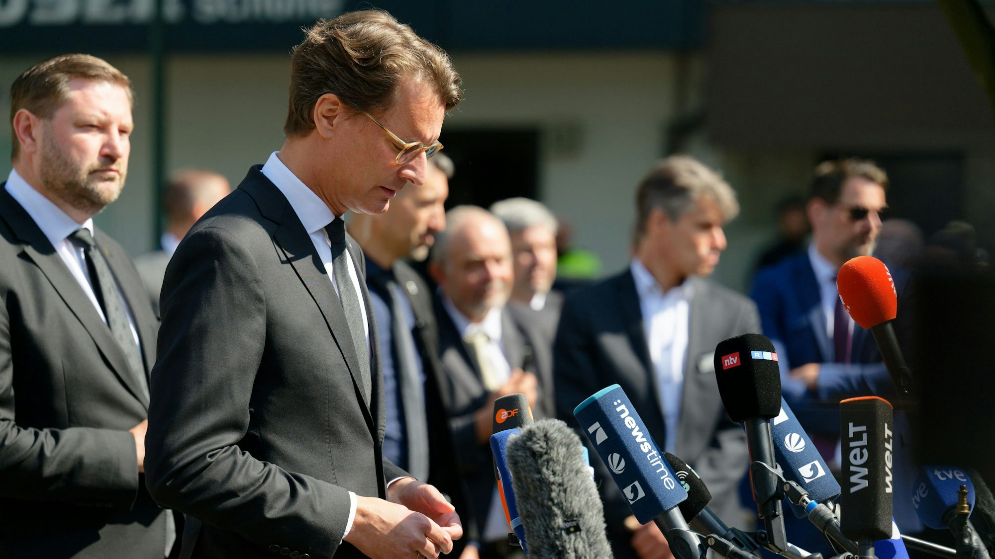 „Wenn etwas schief gelaufen ist, muss das klar benannt werden“, sagte NRW-Ministerpräsident Hendrik Wüst in Solingen zur misslungenen Abschiebung. Wüst ist bei einem Treffen am Gedenkort zu sehen.