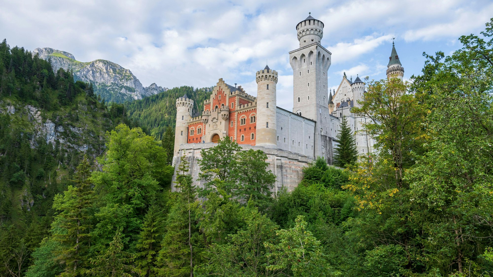 Blick auf das Schloss Neuschwanstein in den frühen Morgenstunden.