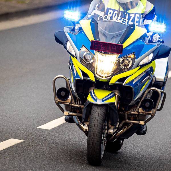Die Kölner Polizei hat am Sonntagnachmittag einen Hochzeitskorso auf der A4 nahe Düren gestoppt. (Symbolbild)