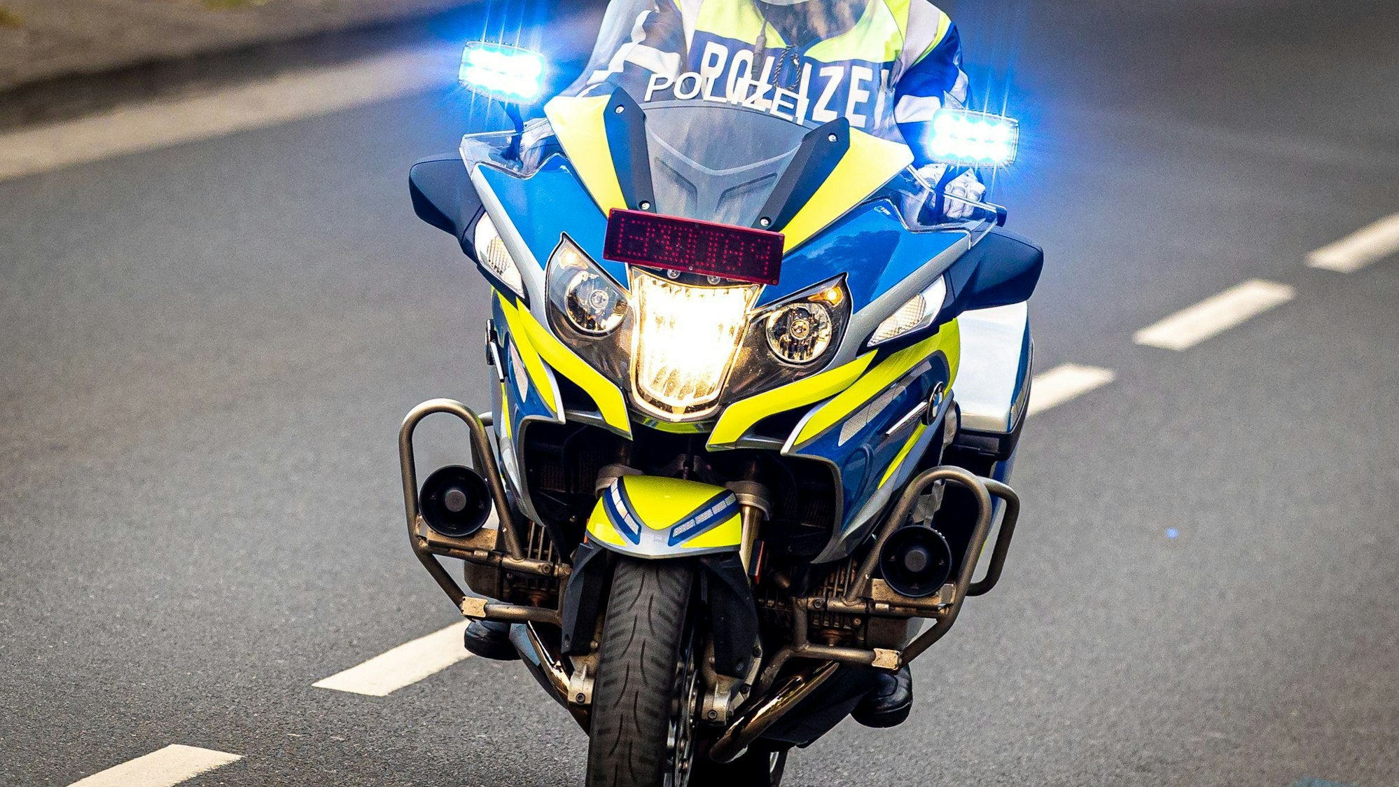 Die Kölner Polizei hat am Sonntagnachmittag einen Hochzeitskorso auf der A4 nahe Düren gestoppt. (Symbolbild)