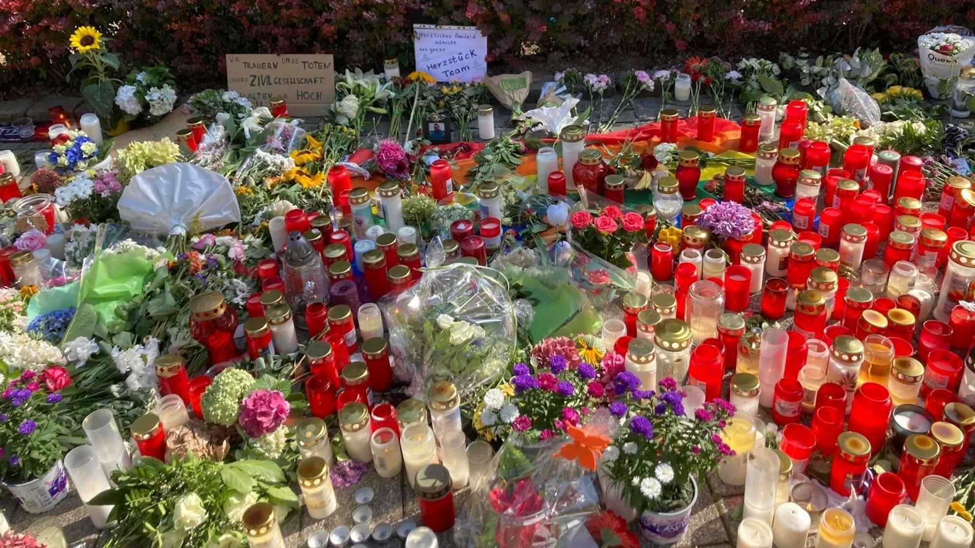 Blumen für die Opfer in Solingen.