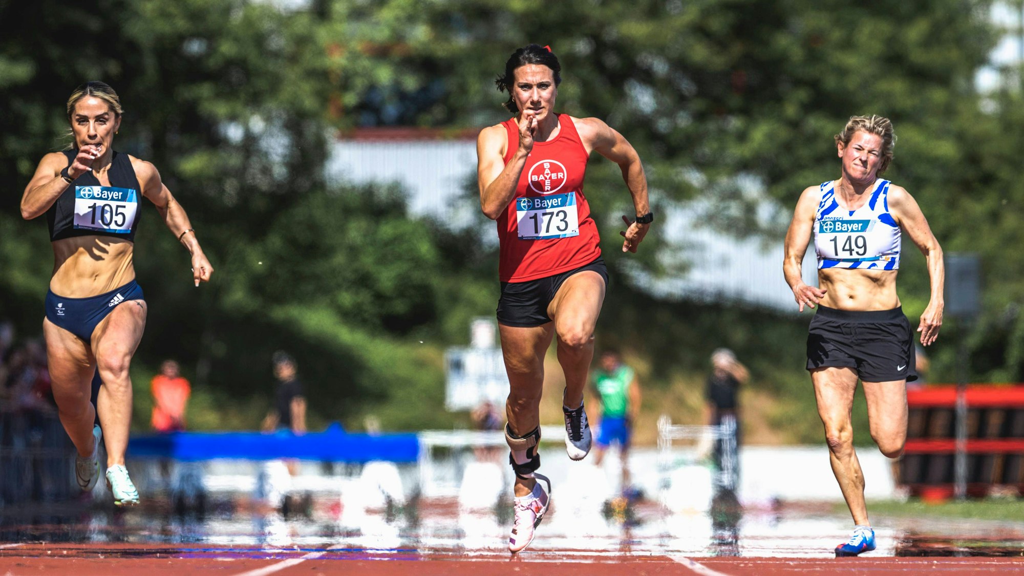 Irmgard Bensusan läuft beim Para-Heimspiel in Leverkusen gegen zwei Konkurrentinnen