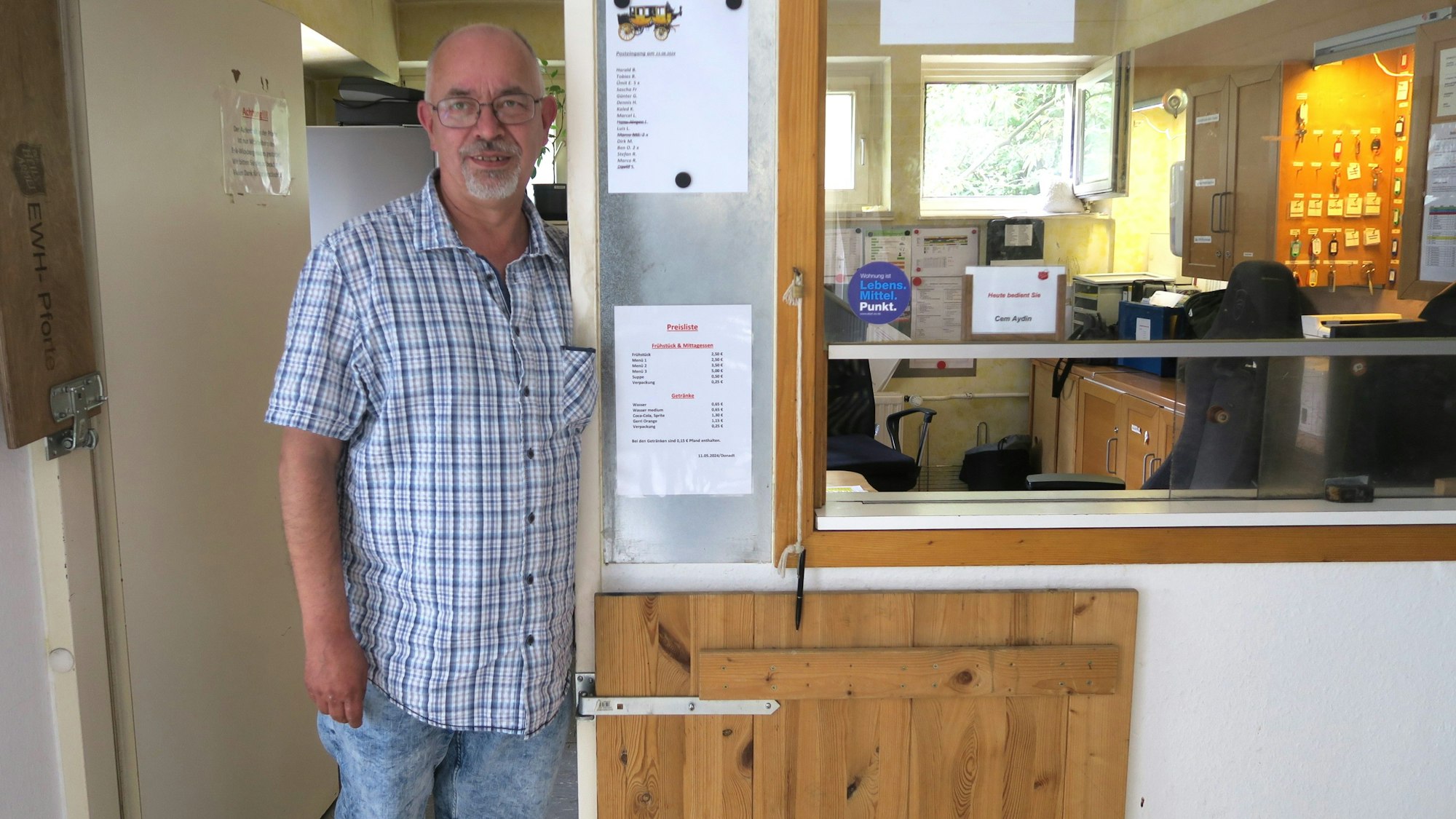 Er hat es geschafft: Thomas Donadt – hier zu sehen vor dem Erik-Wickberg-Haus, in oder vor seiner Pförtnerloge - ist trocken und kann von seinem 40-Stunden Job mittlerweile „gut leben“. Fotos: Hermans