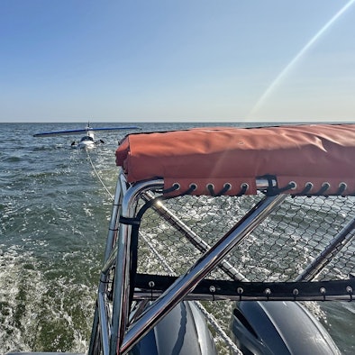 Blick auf das in Seenot geratene Flugzeug auf der Ostsee.