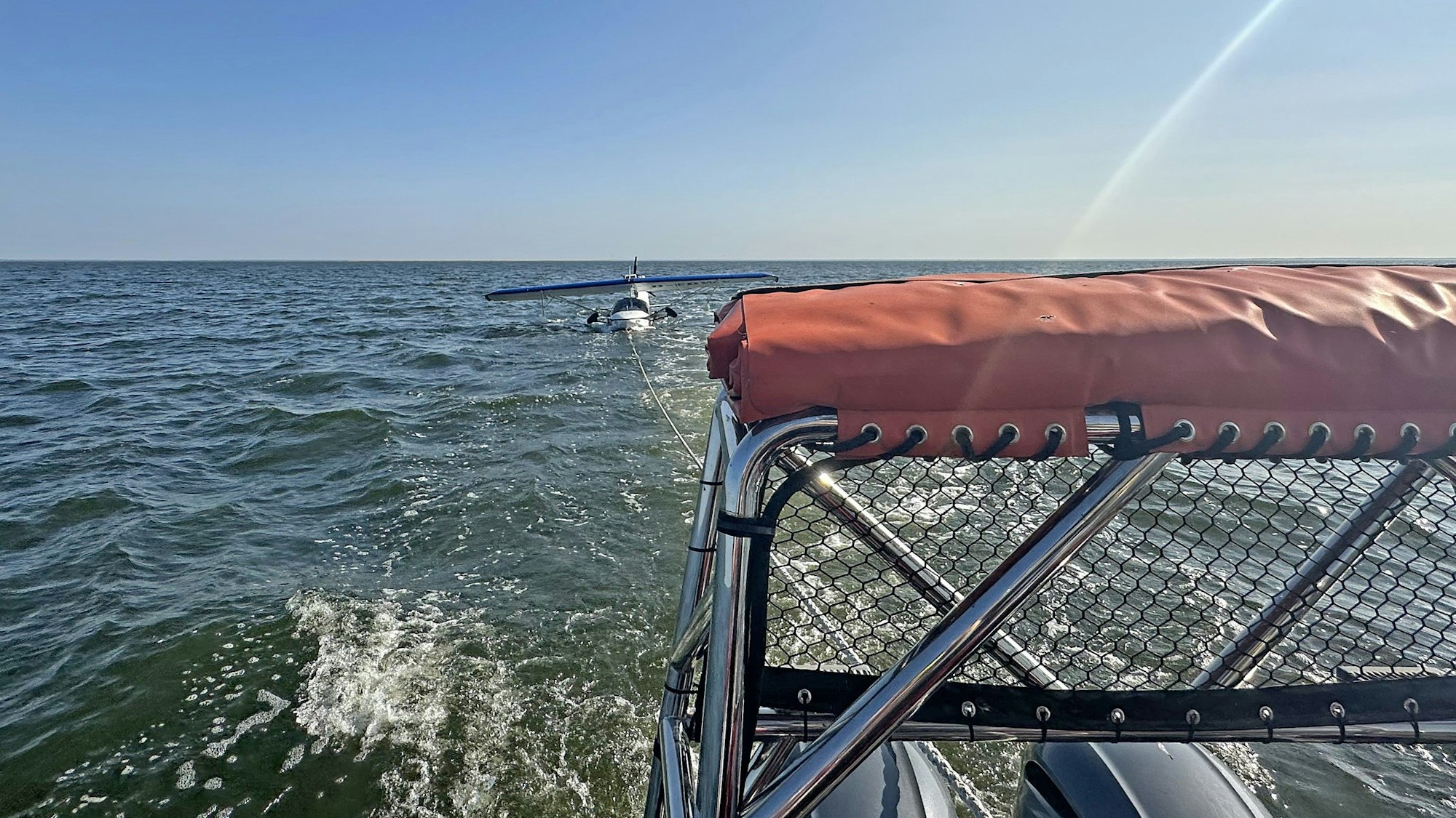 Blick auf das in Seenot geratene Flugzeug auf der Ostsee.