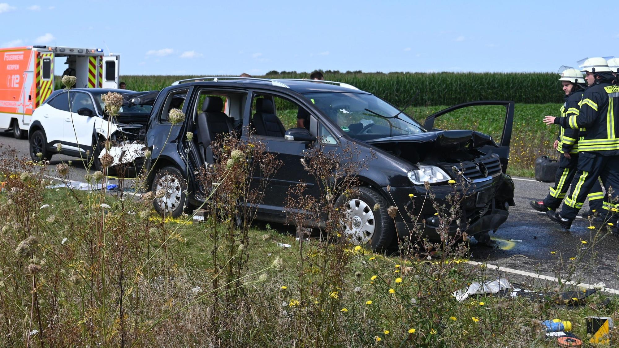Das Bild zeigt die Unfall mit zwei verunfallten Autos.