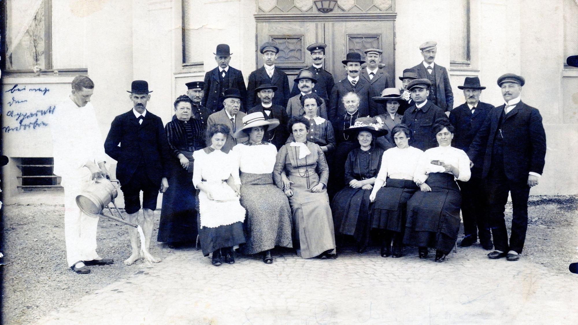 Kurhausgäste auf einer Postkarte von 1912: Für den Kneipp-Effekt sorgte ein kalter Guss aus der Gießkanne.