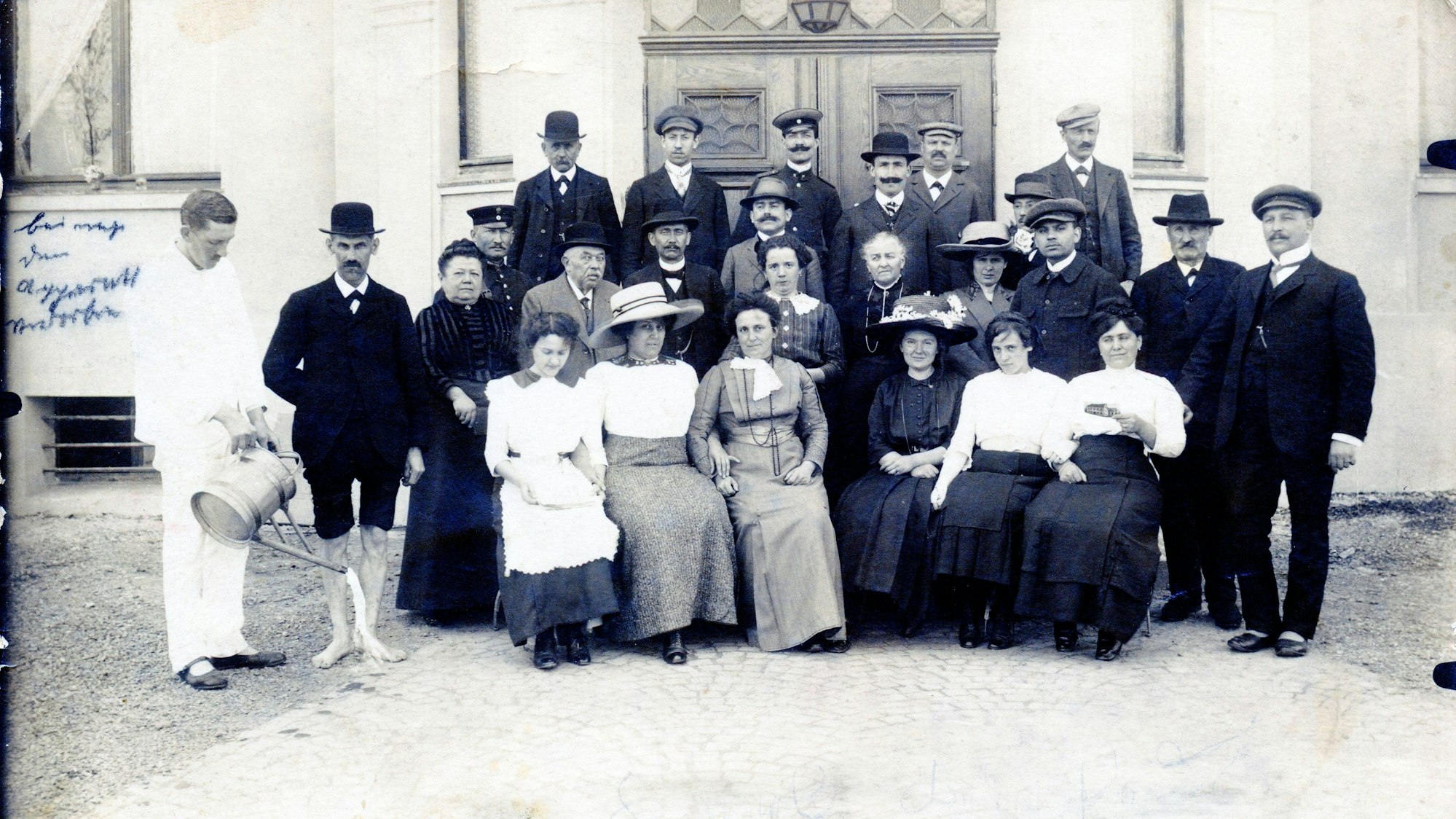 Kurhausgäste auf einer Postkarte von 1912: Für den Kneipp-Effekt sorgte ein kalter Guss aus der Gießkanne.