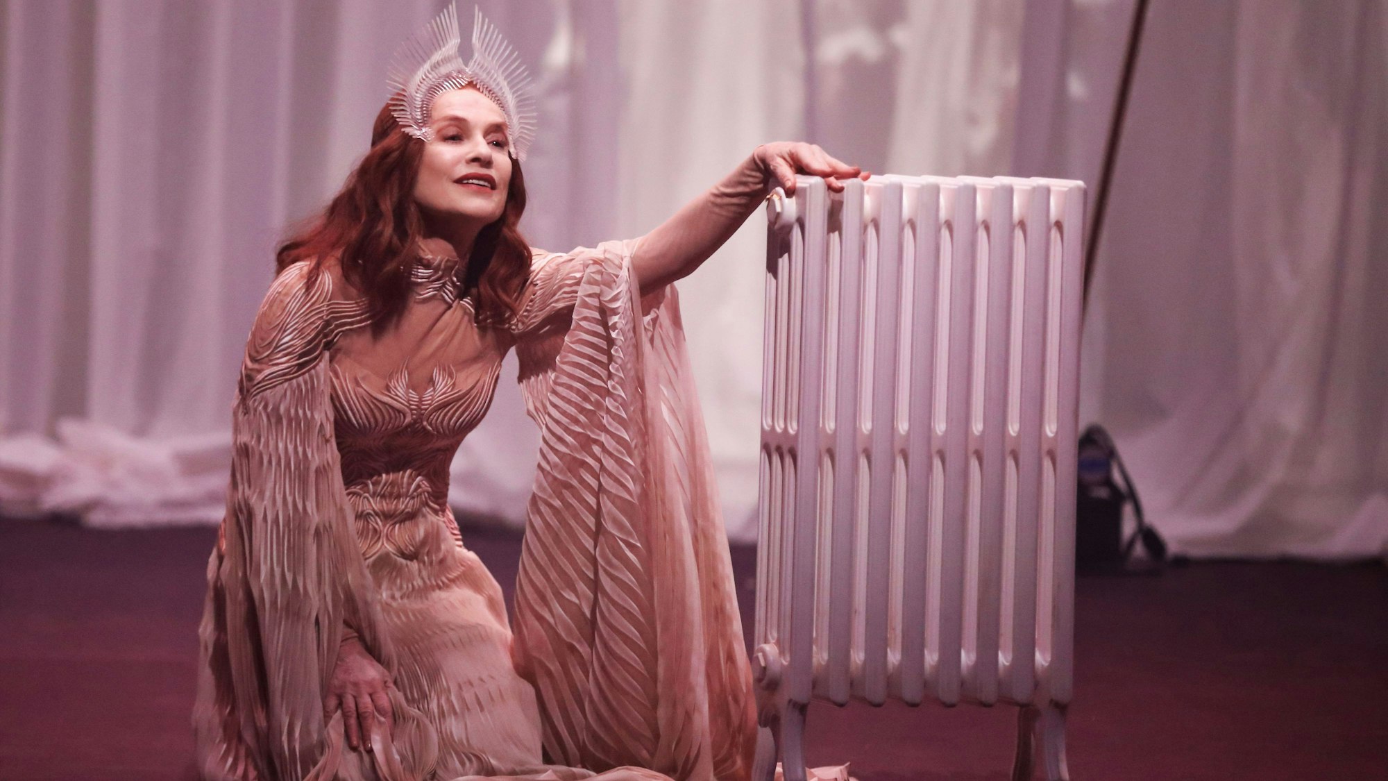 Wärme spendet ihr nur ein schmaler Heizkörper, Bérénices (Isabelle Huppert) Mann will lieber römischer Kaiser werden.