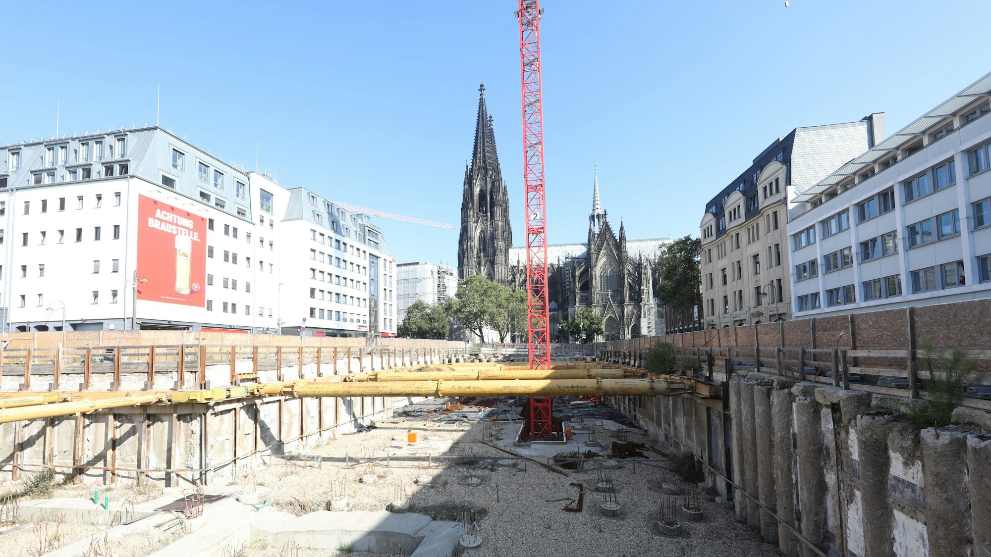 Baugrube am Dom: Seit einem Jahr ruht der Bau.