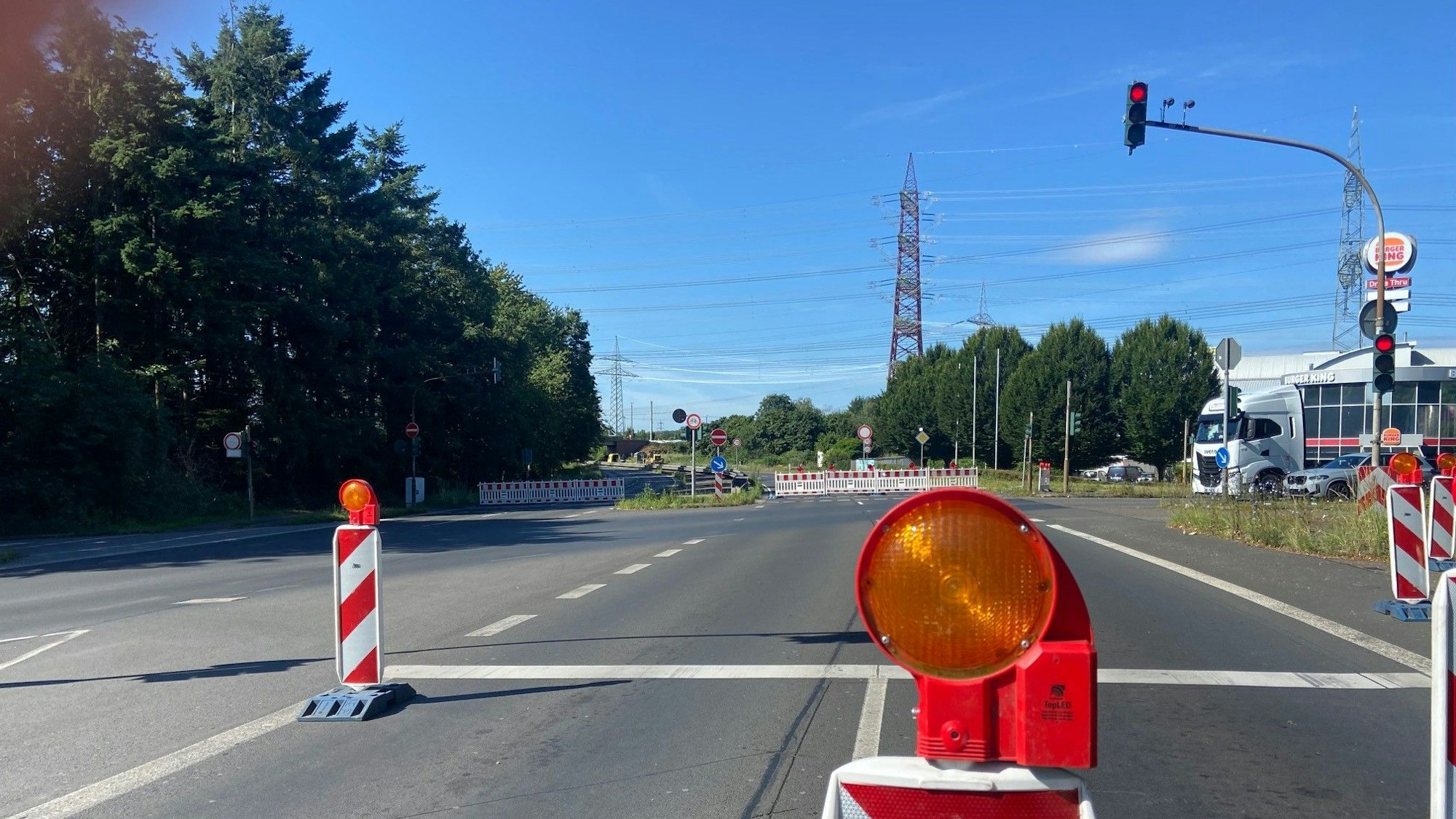 Auf dem Bild ist eine Straßensperrung zu sehen.