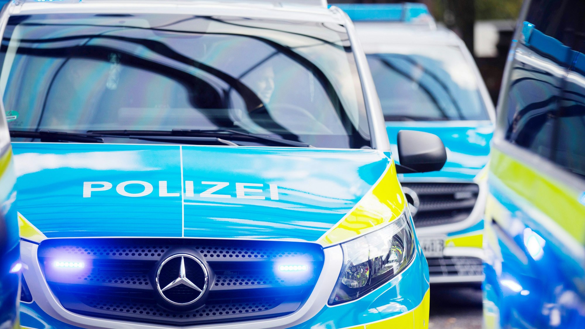 In Duisburg ist ein 26-Jähriger unter Mordverdacht festgenommen worden (Symbolbild mit Streifenwagen der Polizei).