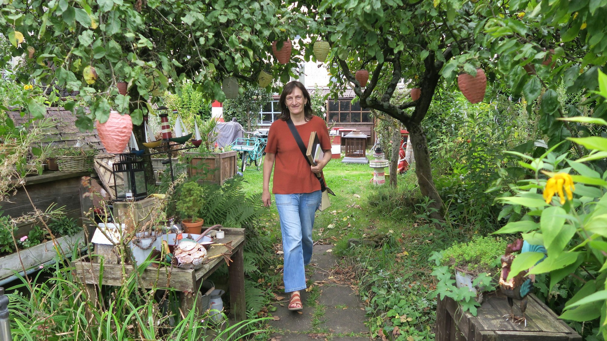 Christiane Overkamp bei ihrem Rundgang durch die drei „Blocks“.