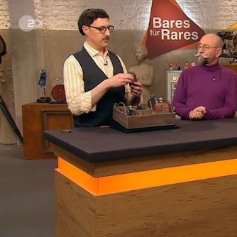 Günter Scholl (v.r.) mit Moderator Horst Lichter bei der „Bares für Rares“-Expertise von Colmar Schulte-Goltz.