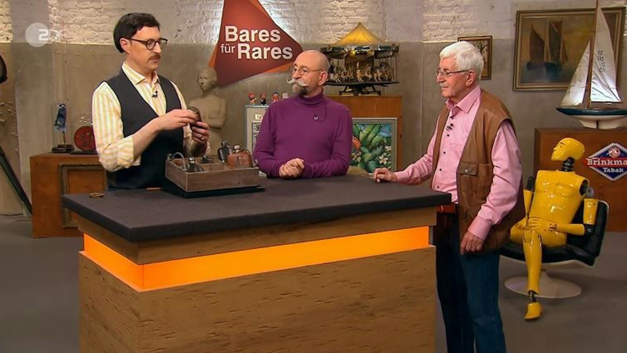 Günter Scholl (v.r.) mit Moderator Horst Lichter bei der „Bares für Rares“-Expertise von Colmar Schulte-Goltz.