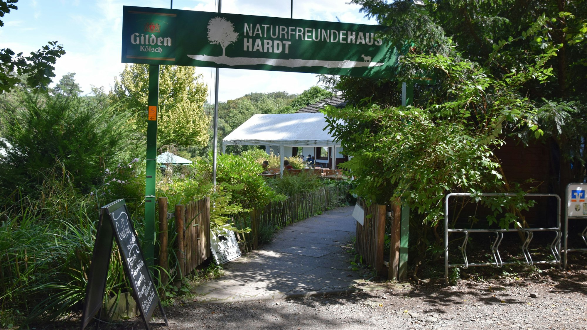 Bietet sich für ein Päuschen an: das Naturfreundehaus Hardt. Es gibt Speisen und Getränke zu moderaten Preisen.
