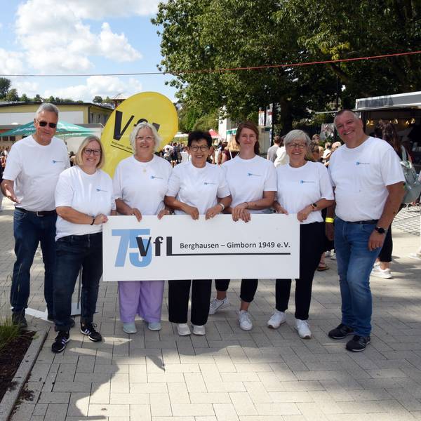 Mitglieder des VfL Berghausen stehen auf dem neuen Dorfplatz.