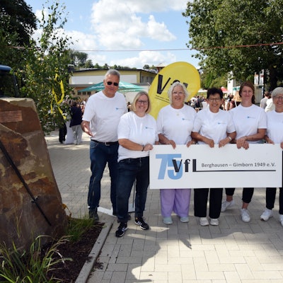 Mitglieder des VfL Berghausen stehen auf dem neuen Dorfplatz.