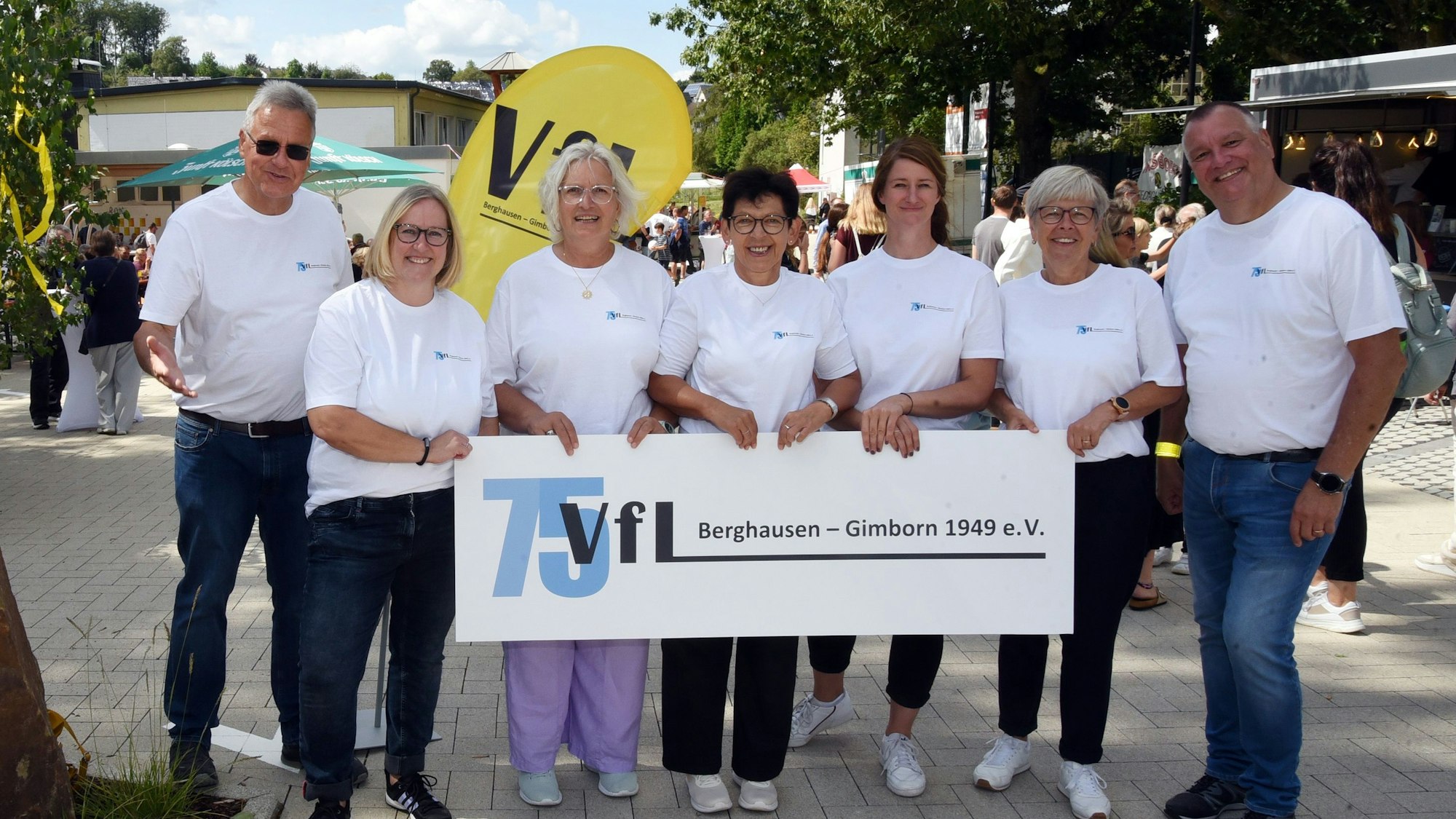 Mitglieder des VfL Berghausen stehen auf dem neuen Dorfplatz.