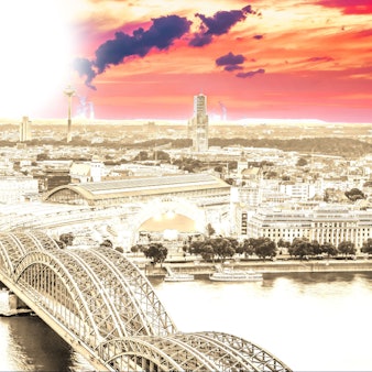 Die brütende Stadt unter gleißender Sonne: Wenn's ganz schlimmt kommt, gibt es Ende des Jahrhunderts jährlich bis zu fünf Hitzewellen in Köln.