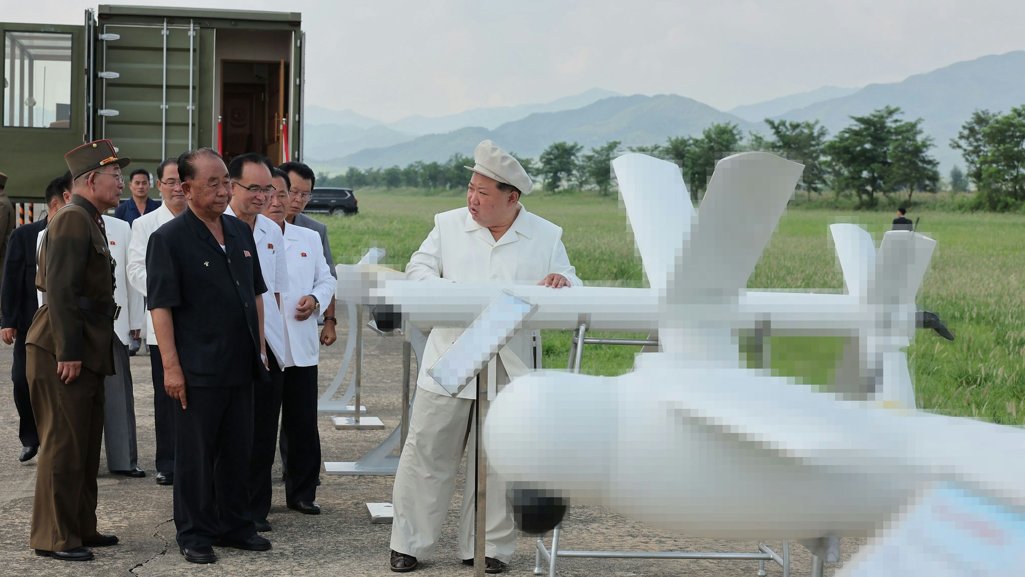 Die von der staatlichen nordkoreanischen Nachrichtenagentur KCNA am 26.08.2024 zur Verfügung gestellte Aufnahme zeigt nach Angaben von KCNA Kim Jong Un, Machthaber in Nordkorea, bei der Inspektion eines Drohnentests an einem nicht genannten Ort.