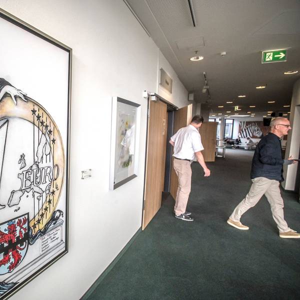 Die Europa auf dem Bild von „Eloba“ im Ratssaal stützt sich locker auf einen Euro.