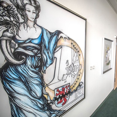 Die Europa auf dem Bild von "ELOBA" im Ratssaal stützt sich locker auf einen Euro.