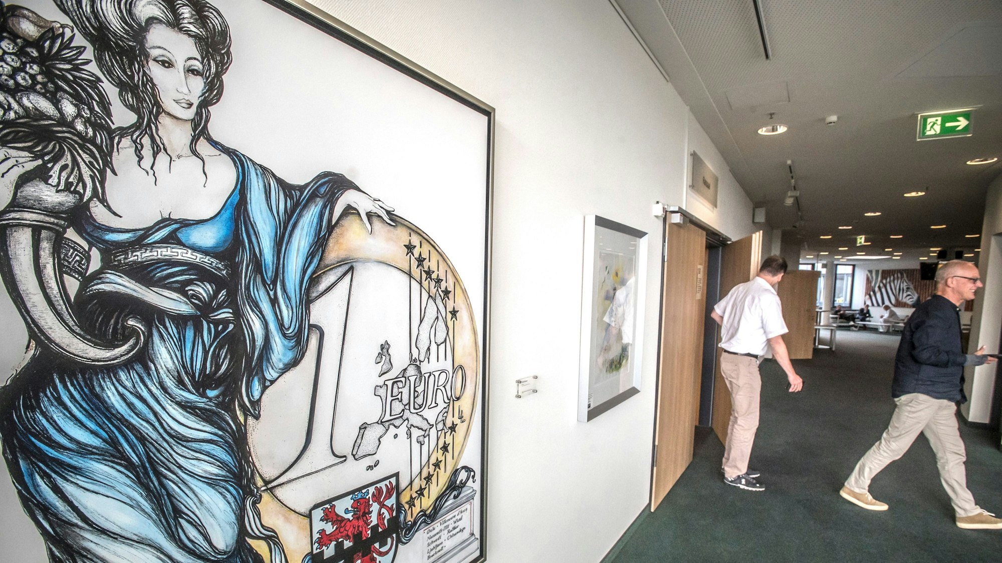 Die Europa auf dem Bild von "ELOBA" im Ratssaal stützt sich locker auf einen Euro.