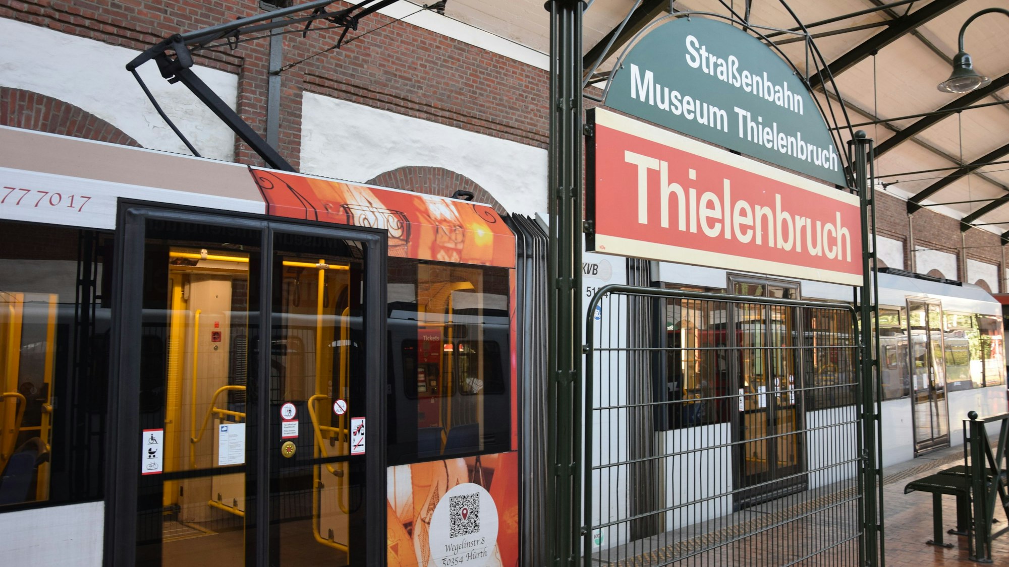 Die Haltestelle Thielenbruch, ein denkmalgeschütztes, ehemaliges Straßenbahndepot.