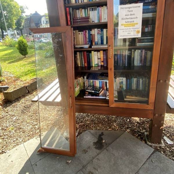 Auf dem Bild ist der Bücherschrank mit der heraus gerissenen Tür zu sehen.
