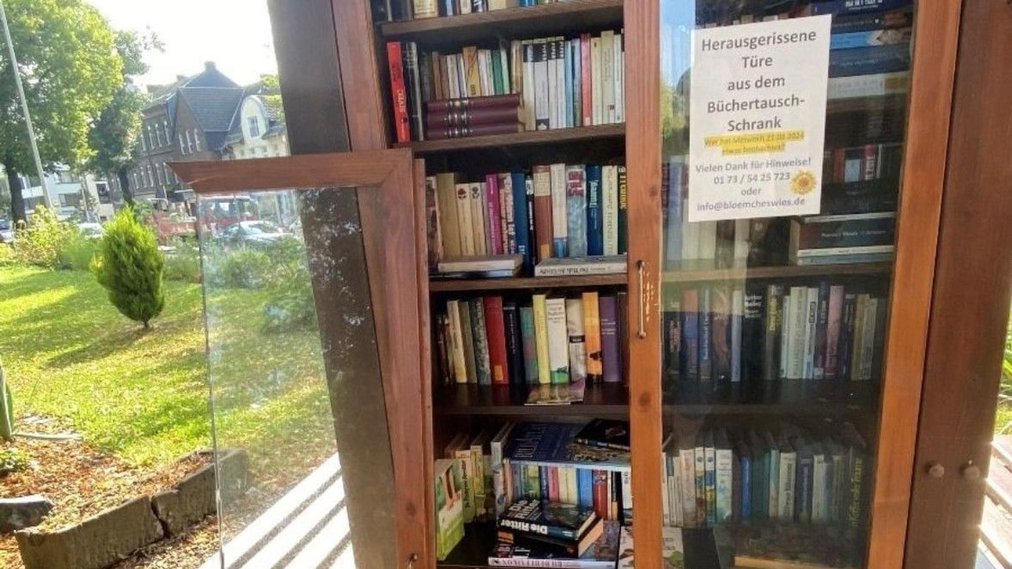 Auf dem Bild ist der Bücherschrank mit der heraus gerissenen Tür zu sehen.