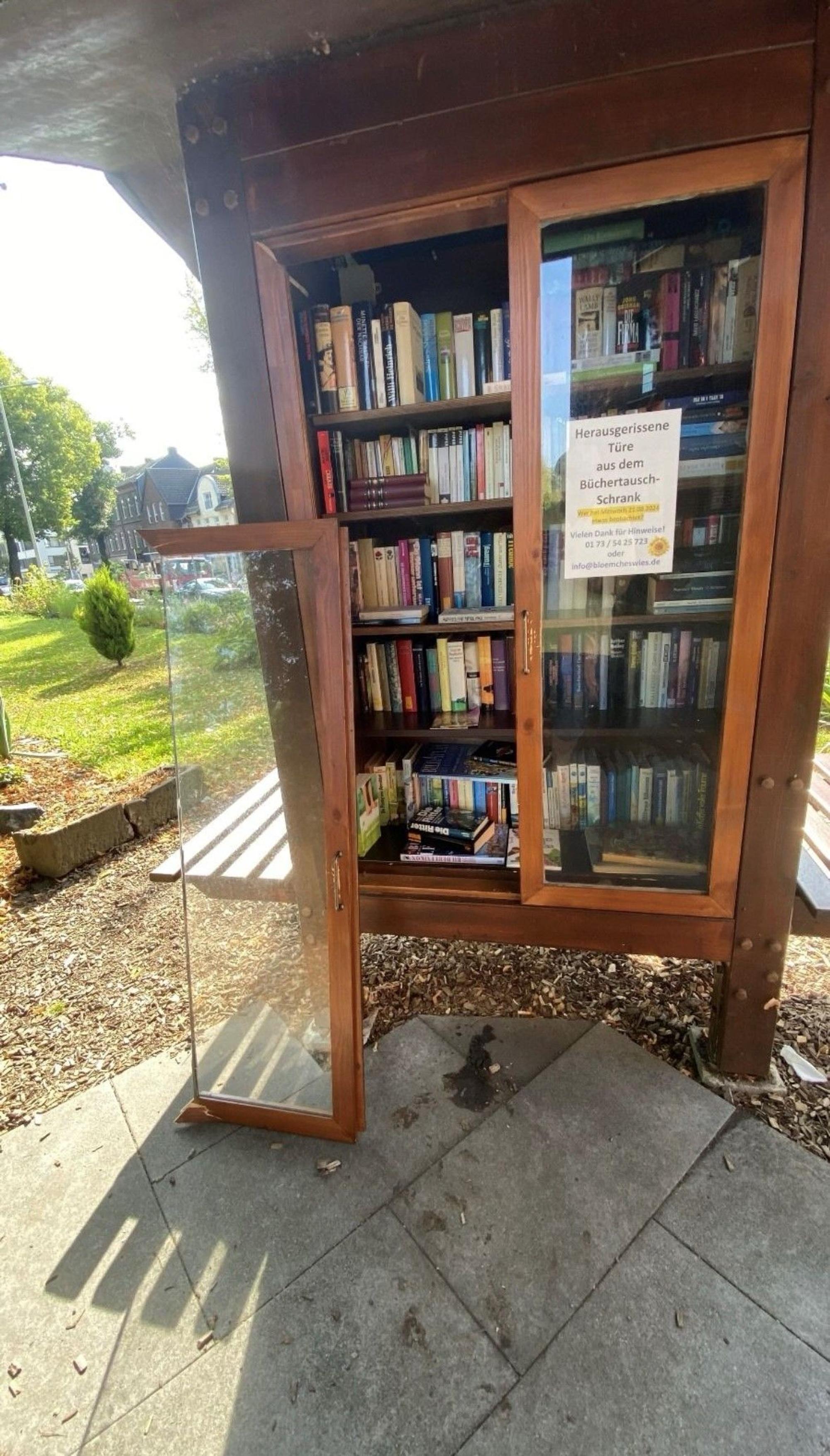 Auf dem Bild ist der Bücherschrank mit einer heraus gerissenen Tür zu sehen.