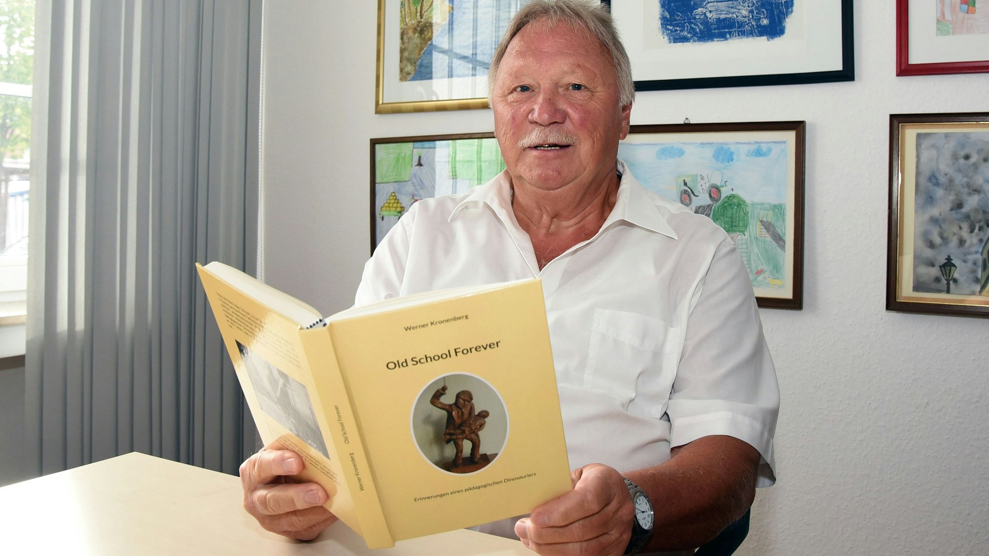 Das Foto zeigt Werner Kronenberg mit seinem neuen Buch.