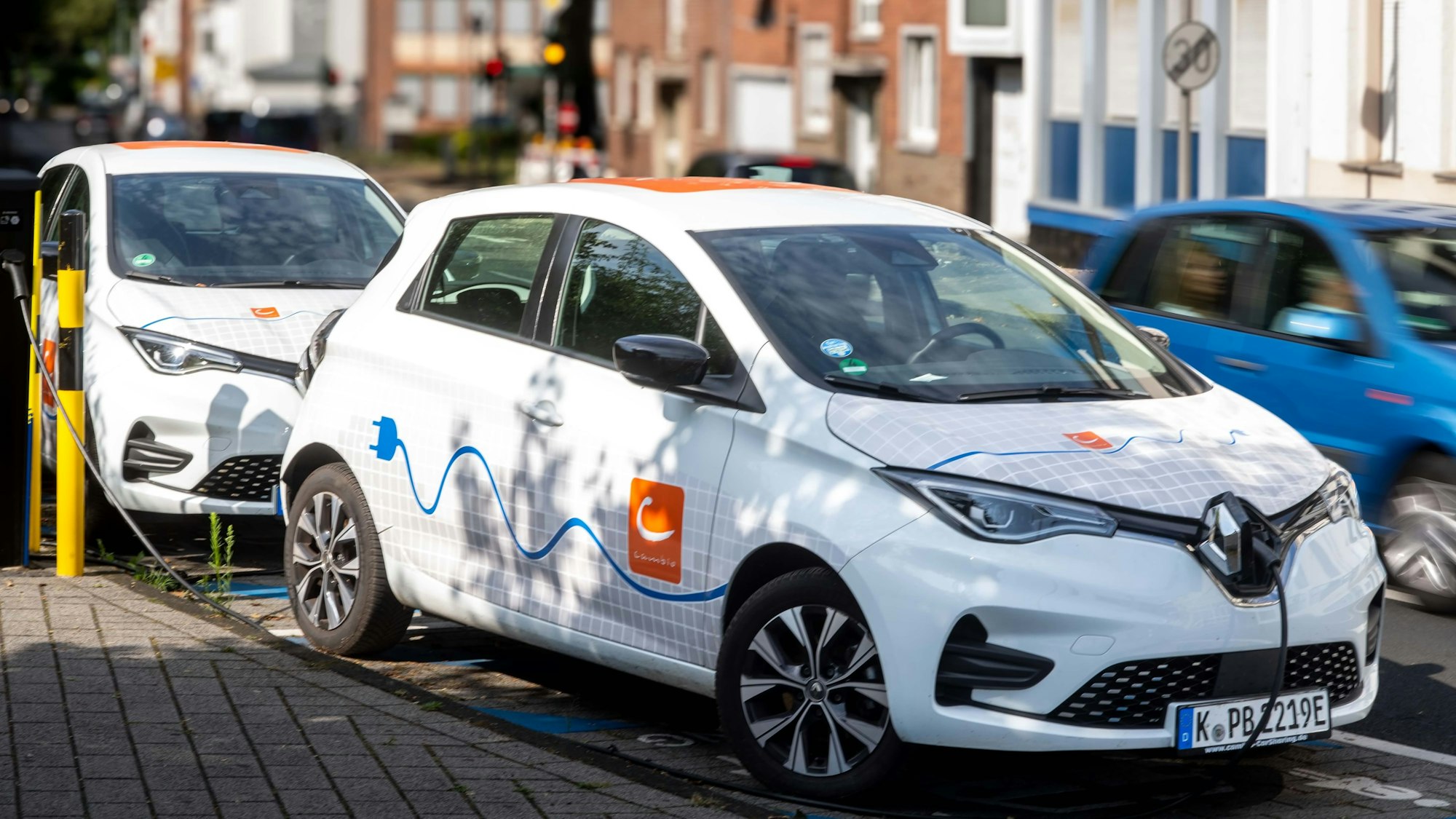 Das Bild zeigt zwei E-Autos von Cambio am Euskirchener Bahnhof. Sie werden aufgeladen.