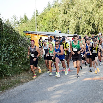 Eine Gruppe Läuferinnen und Läufer startet.
