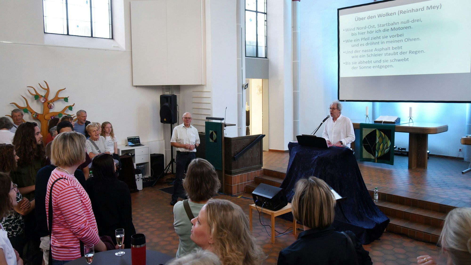 Blick in einen Kirchenraum, in dem ein Mitsing-Gottesdienst stattfindet.