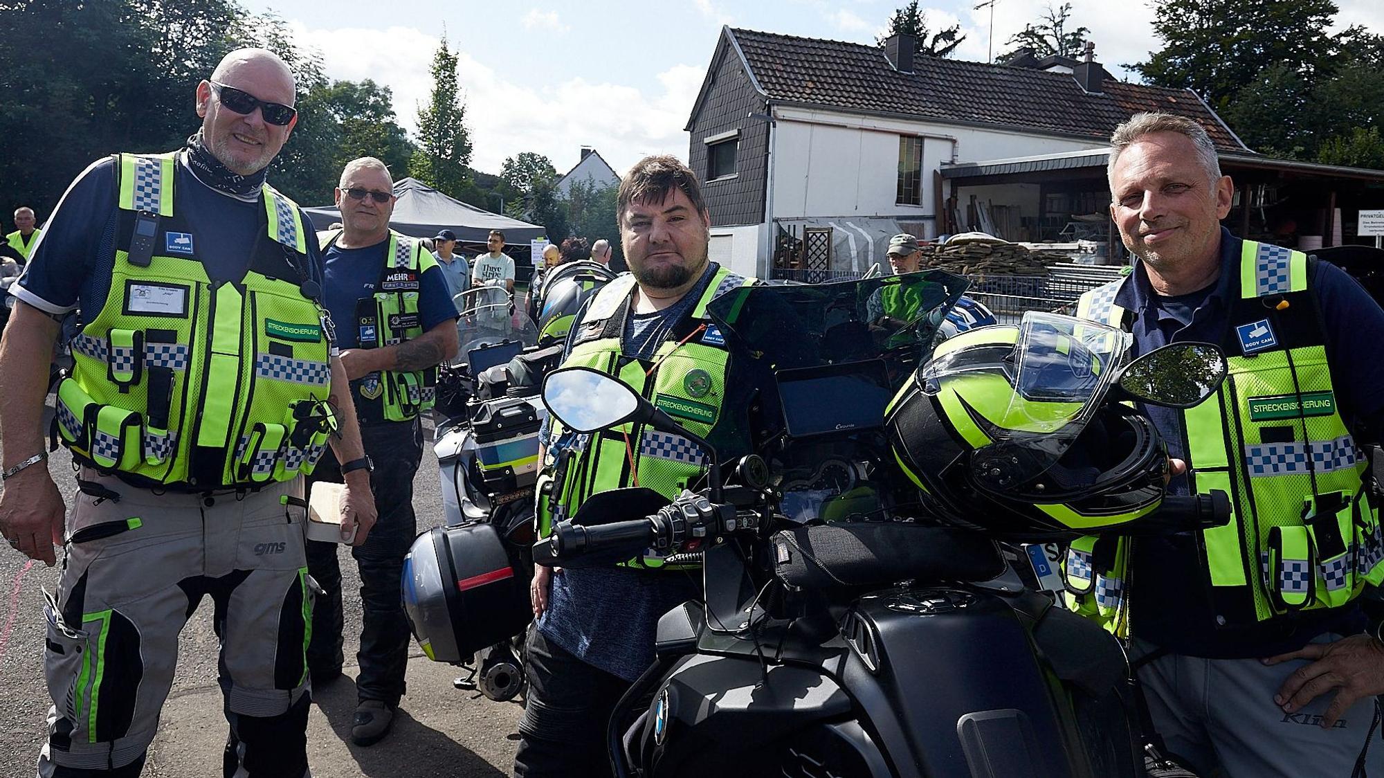 Die Mitglieder der Motorradstaffel sind an ihren gelben Westen zu erkennen.