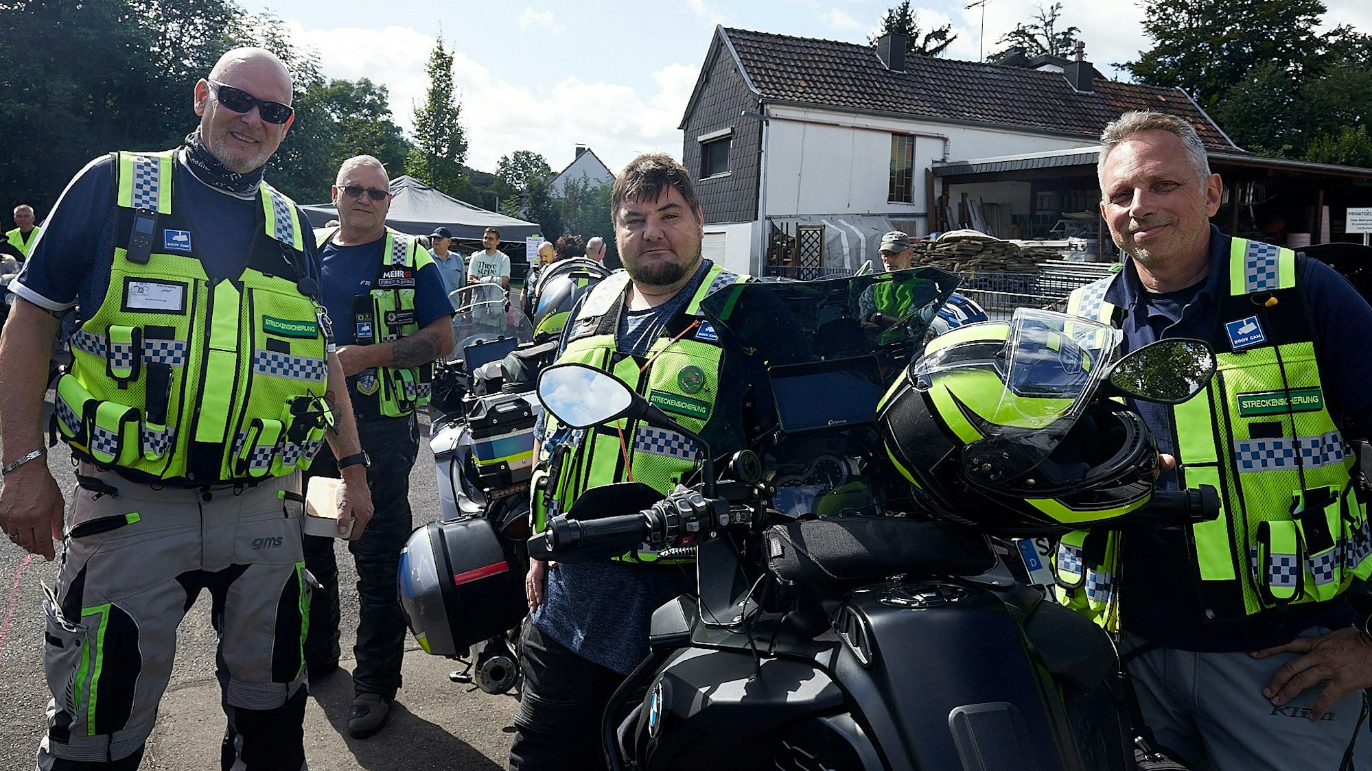 Die Mitglieder der Motorradstaffel sind an ihren gelben Westen zu erkennen.