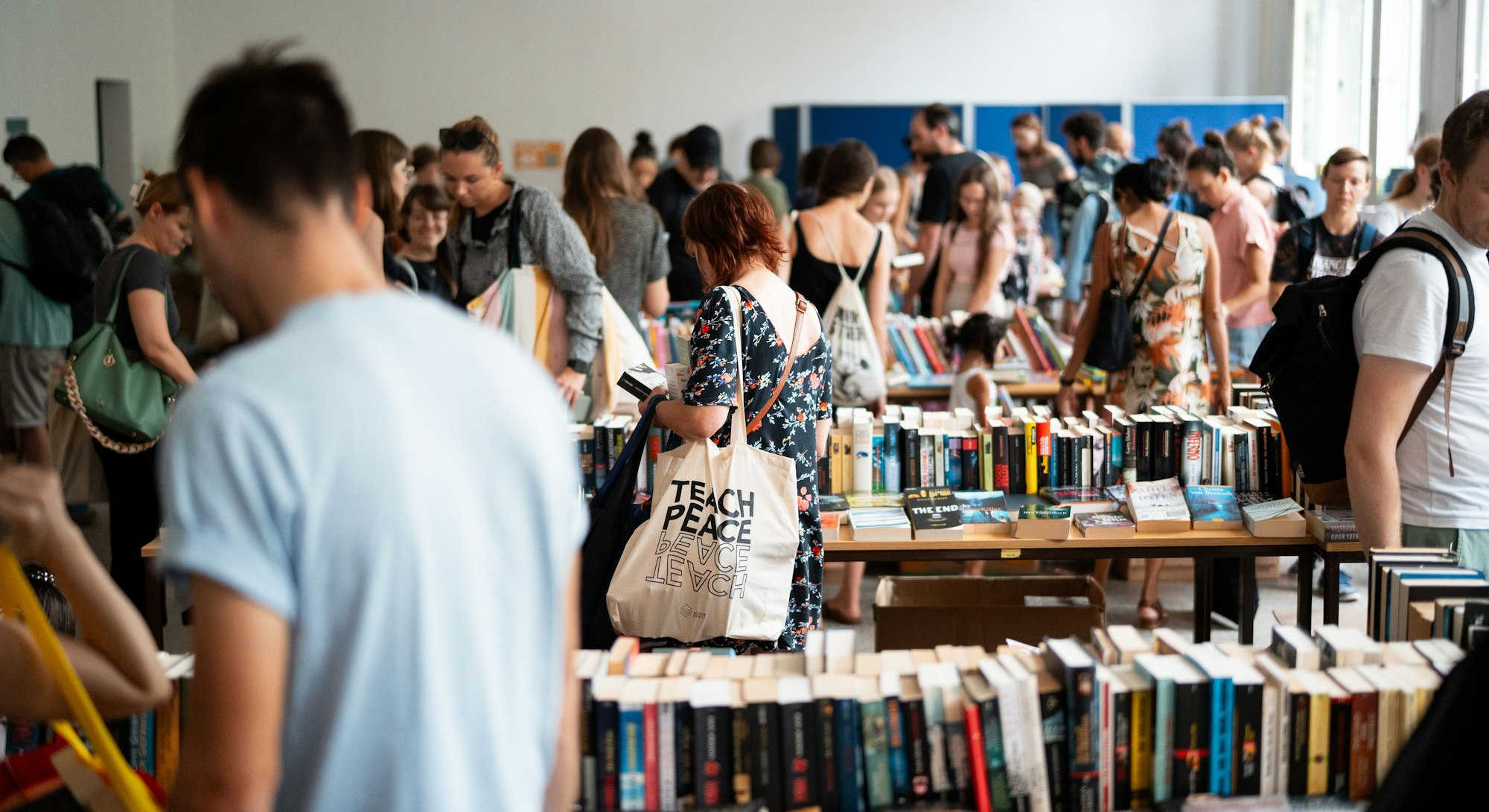 Besucherinnen und Besucher stöbern durch das Angebot bei Kölns größtem Secondhand-Bücherverkauf der Bücherbörse Köln an der TH.