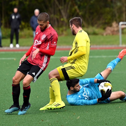 Fußball
SV Schlebusch - SpVg Porz
TW: Dominique Mittenzwei (Porz)
links: Nico Langwald (Porz)
mitte: Sebastian Bamberg (Schl)
Foto: Uli Herhaus