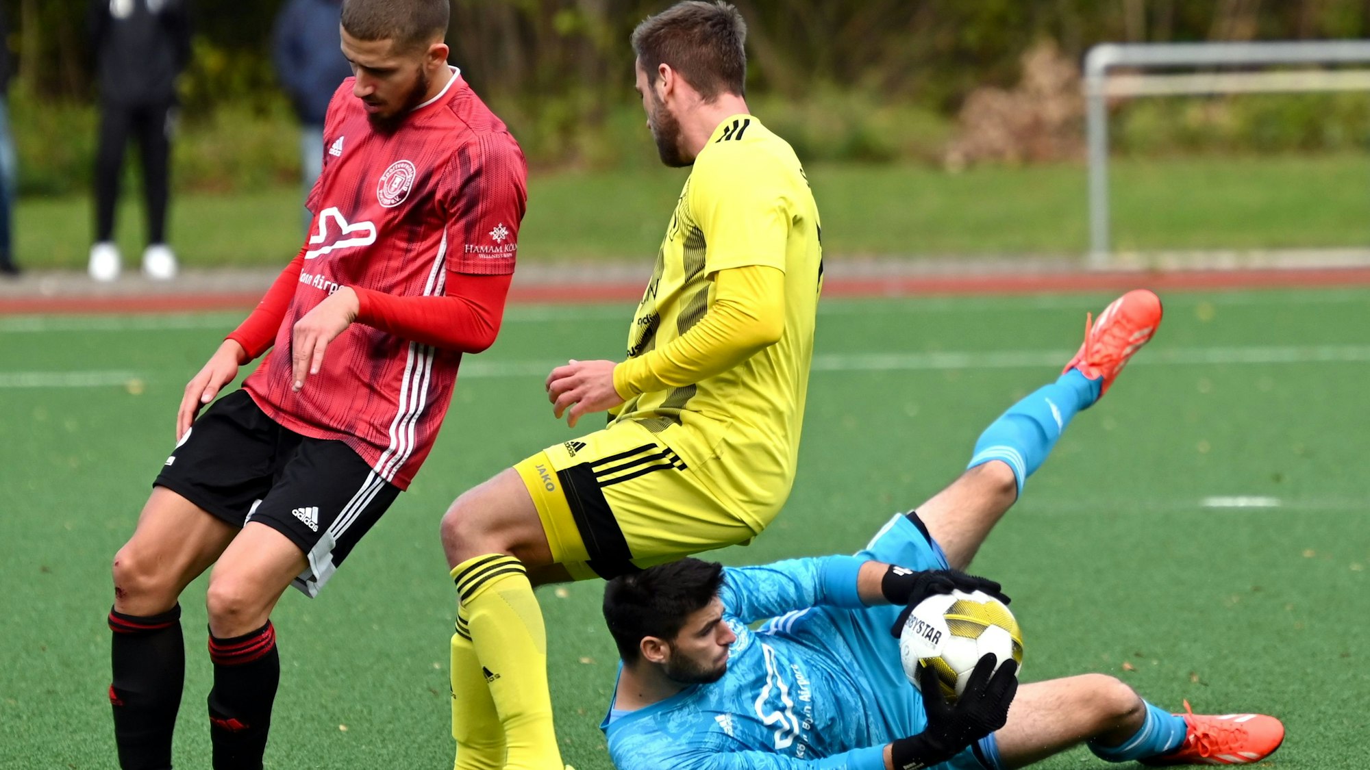 Fußball
SV Schlebusch - SpVg Porz
TW: Dominique Mittenzwei (Porz)
links: Nico Langwald (Porz)
mitte: Sebastian Bamberg (Schl)
Foto: Uli Herhaus