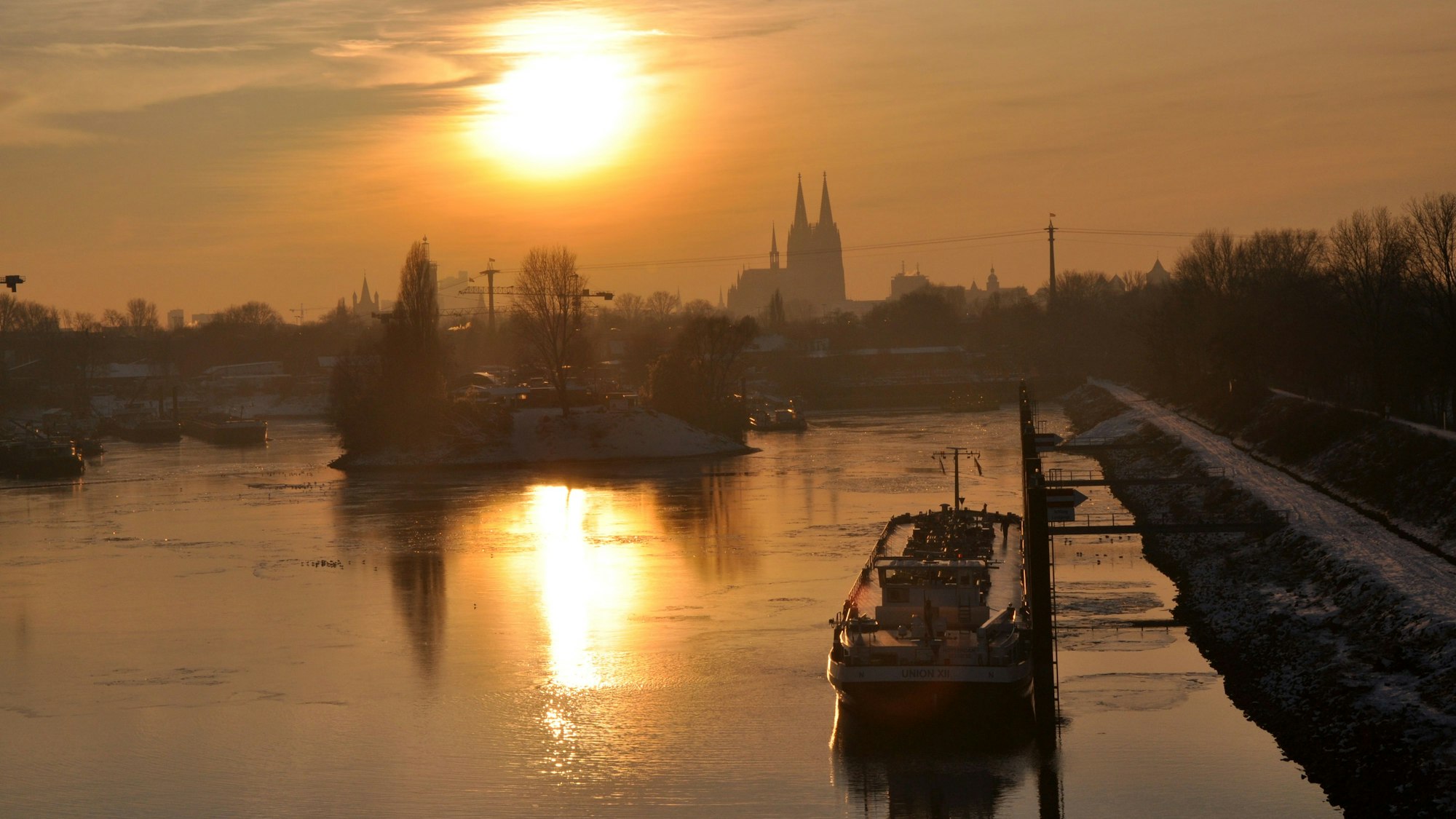 Der Mülheimer Hafen im Sonnenuntergang.