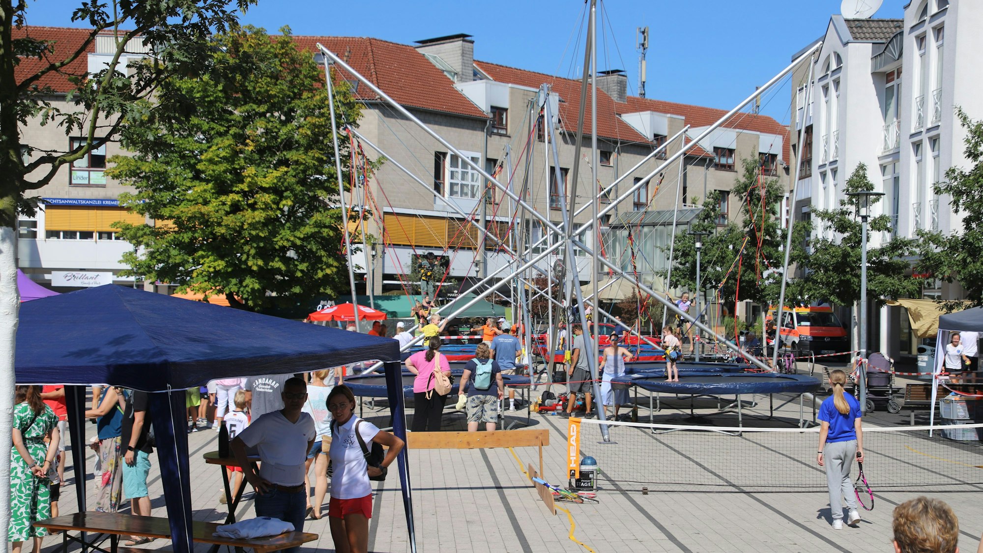 Auf dem Marktplatz in Hennef steht eine Trampolinanlage.