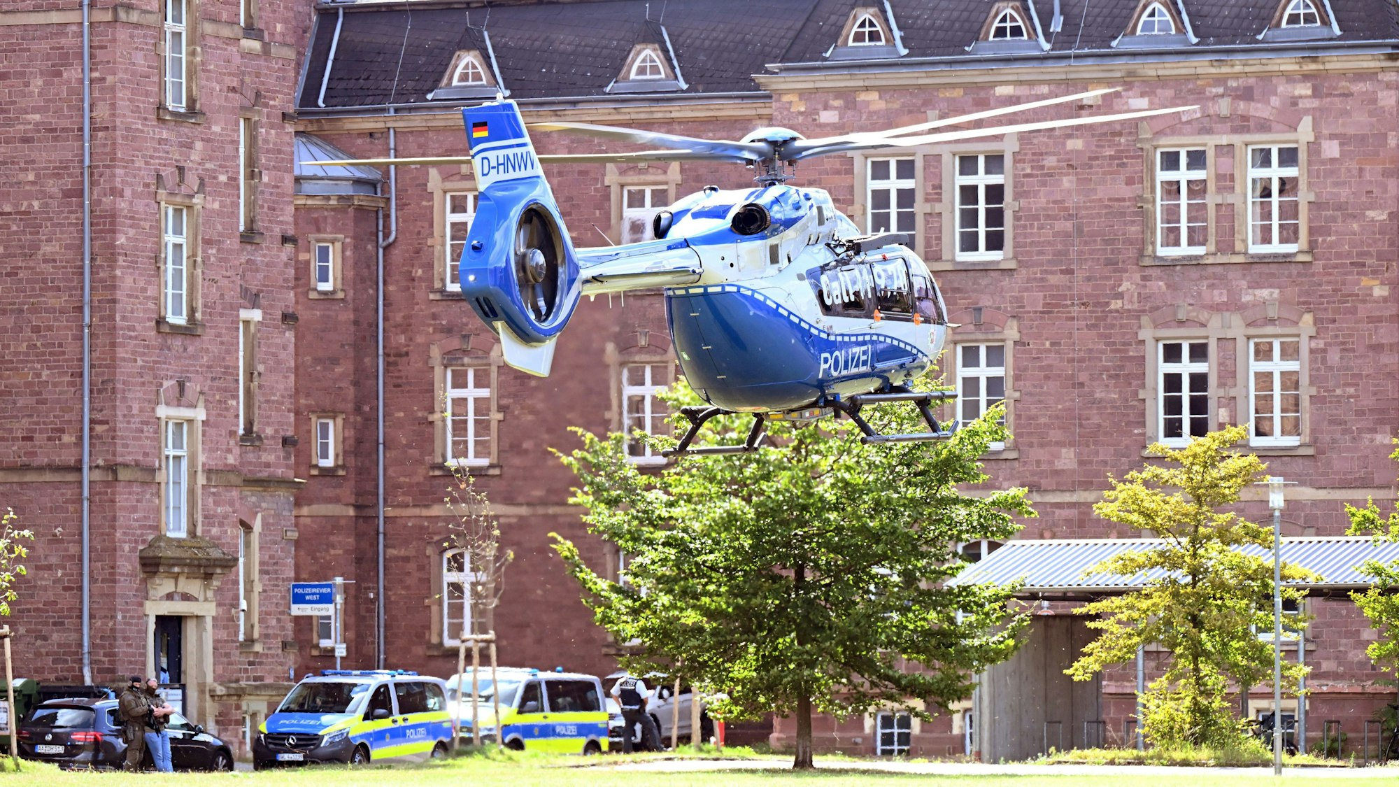 Karlsruhe, 25. August: Ein Hubschrauber mit dem mutmaßlichen Täter des Messerangriffs von Solingen startet im Innenhof eines Behördenzentrums.