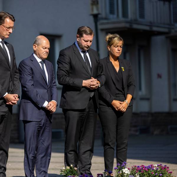 26.08.2024, Nordrhein-Westfalen, Solingen: Herbert Reul (CDU, l-r), Innenminister von Nordrhein-Westfalen, Hendrik Wüst (CDU), Ministerpräsident von Nordrhein-Westfalen, Bundeskanzler Olaf Scholz (SPD), Tim Kurzbach (SPD), Bürgermeister von Solingen, und Mona Neubaur (Grüne), stellvertretende Ministerpräsidentin von Nordrhein-Westfalen, stehen mit gefalteten Händen vor Blumen, die in Gedenken an die Opfer niedergelegt wurden. Bei einer Messerattacke auf der 650-Jahr-Feier der Stadt Solingen am 23. August hatte es drei Todesopfer und Verletzte gegeben. Foto: Thomas Banneyer/dpa +++ dpa-Bildfunk +++