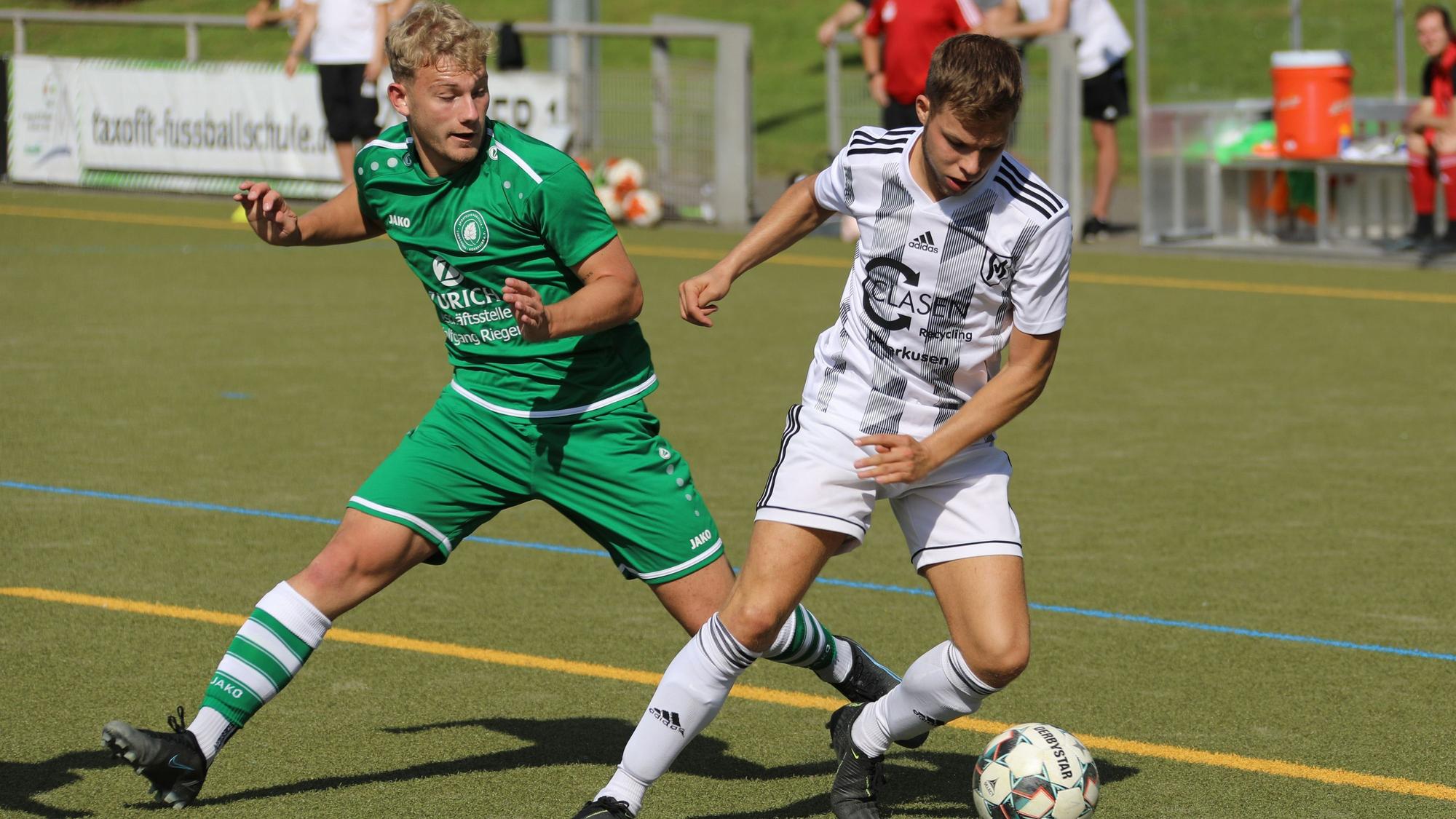 Borussia Lindenthal-Hohenlind - SV Schlebusch Westkampfbahn Köln Deutschland 05.09.2021 Links: Alexander Fuchs (Lindenthal) Rechts: Maurice Mayer (Schlebusch) Copyright Eduard Bopp Sportfotografie mail@fotobopp.de
