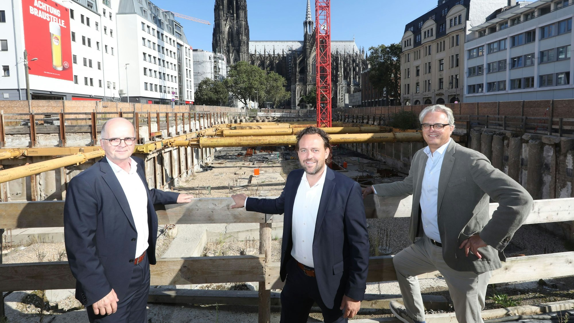 Baudezernent Markus Greitemann, Robert Haeselbarth (Hanse-Merkur Grundvermögen) und Alexander Jacobi von Bauwens (v.l.).