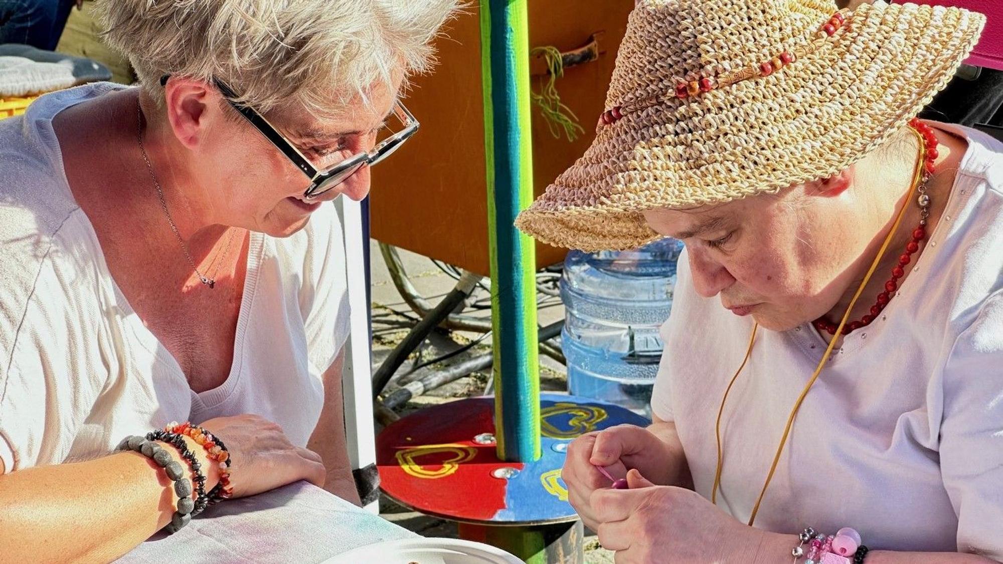 Bei der Lebenshilfe Rhein-Sieg stellte die Besucherin (r.)unter fachlicher Anleitung Schmuck her.